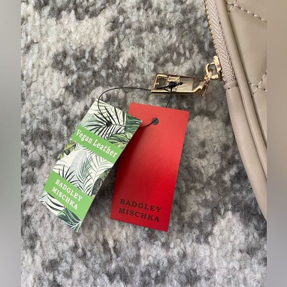 Badgley Mischka Diamond Quilted Oval Crossbody Phone Case in beige NWT - Picture 3 of 9